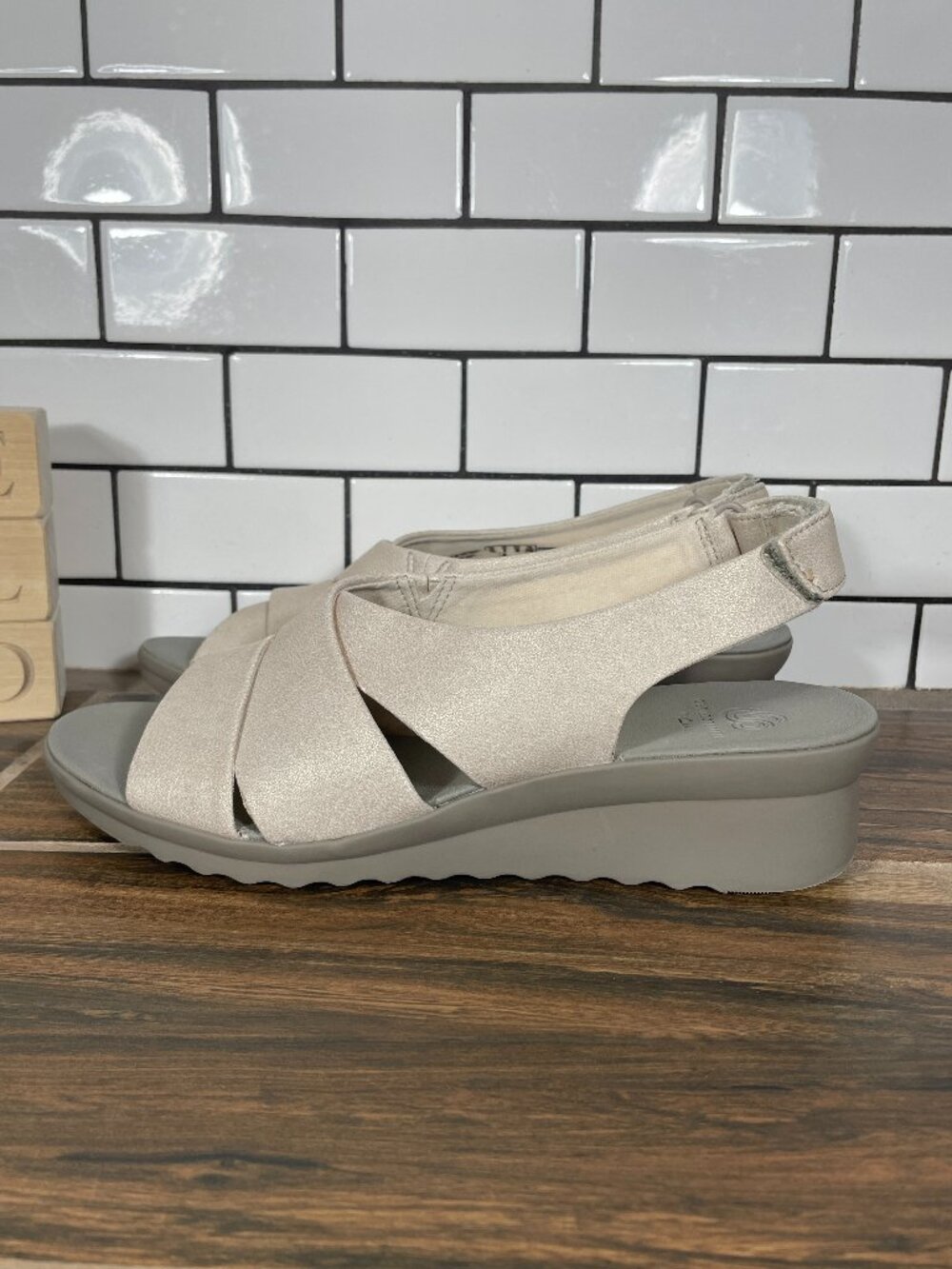 Clarks Caddell Bright Shoes Womens Size 8 Champagne Slingback Wedge Sandal
